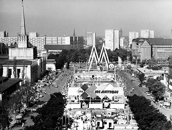 Blick über Leipzig mit dem Pavillon der Sowjetunion (l) und dem Messe-Logo...