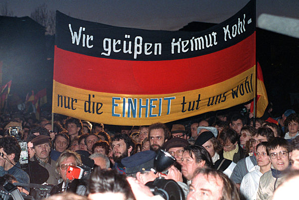 Die Dresdner Bevölkerung bereitet Bundeskanzler Helmut Kohl (CDU) während...