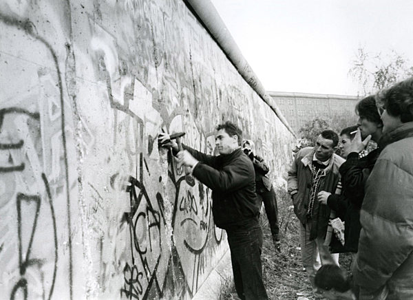 GDR - People hacking away Berlin Wall