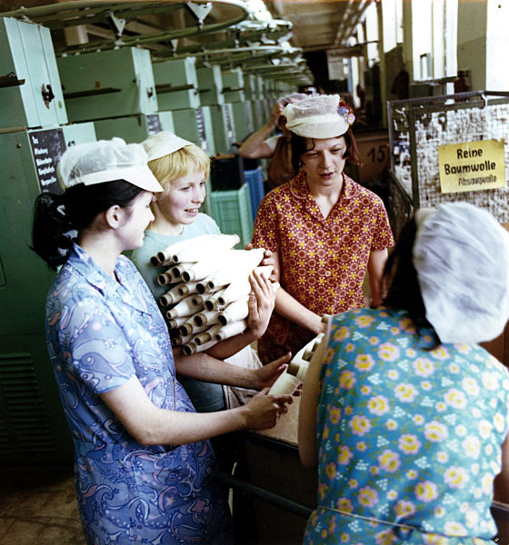 Textilarbeiterinnen des VEB Lautex aus Polen...