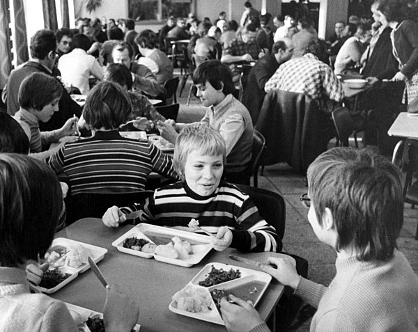 DDR - Schülerspeisung in Betriebskantine