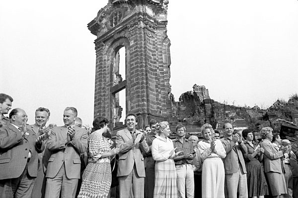 Zum Pioniertreffen im August 1982 wurde eine liegende Gedanktafel an der...