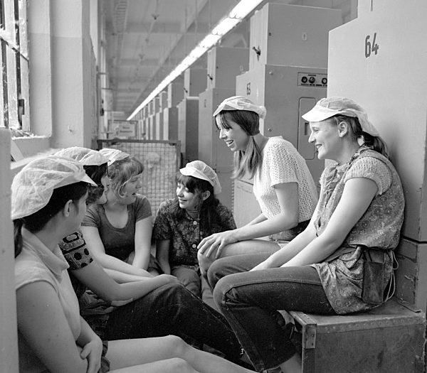 GDR - Textile plant break chat