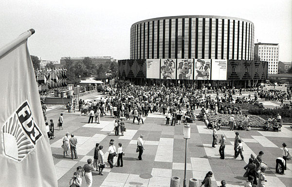 Das Rundkino in Dresden (errichtet 1970/72) steht im Sommer 1982 als...