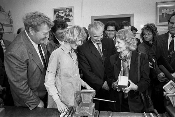 Im Beisein der Presse besuchen die DDR-Volksbildungsministerin Margot...