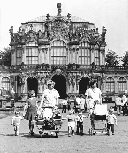 DDR - Krippenkinder auf Spaziergang