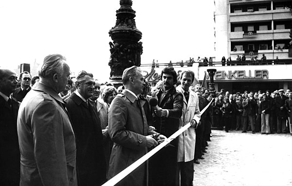 DDR - Straßeneinweihung in Dresden