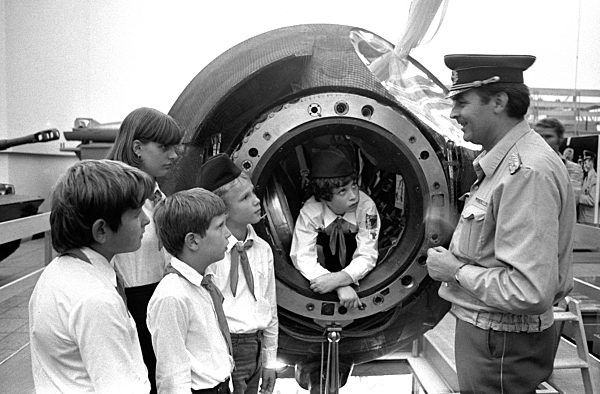 DDR - VII. Pioniertreffen in Dresden, Armeemuseum