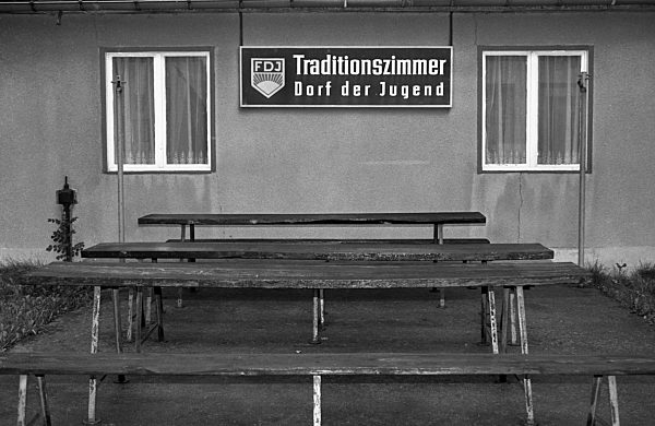 DDR - Wende - Dorf der Jugend / Adelsdorf, FDJ-Traditionszimmer