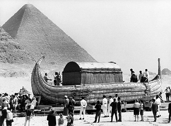 Die "Ra I" von Thor Heyerdahl vor den Pyramiden von Gizeh