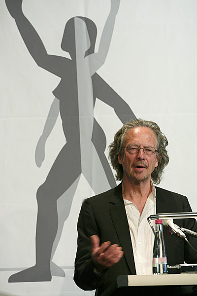 Der Autor Peter Handke hält am Sonntag (27.04...