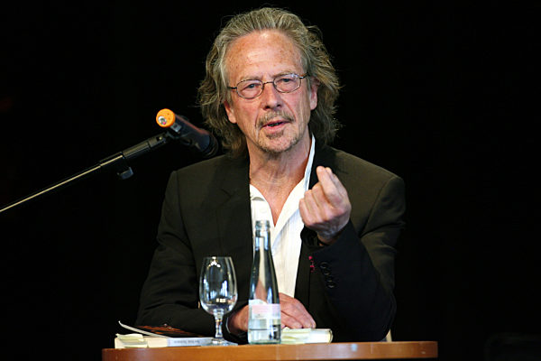 Der Autor Peter Handke spricht am 27.04.2008 bei der Verleihung des...