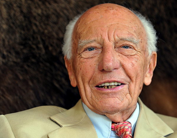 Der ehemalige Bundespräsident Walter Scheel schaut am Mittwoch (30.06...