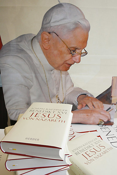 Ausgaben des neuen Buches von Joseph Ratzinger, Papst Benedikt XVI...
