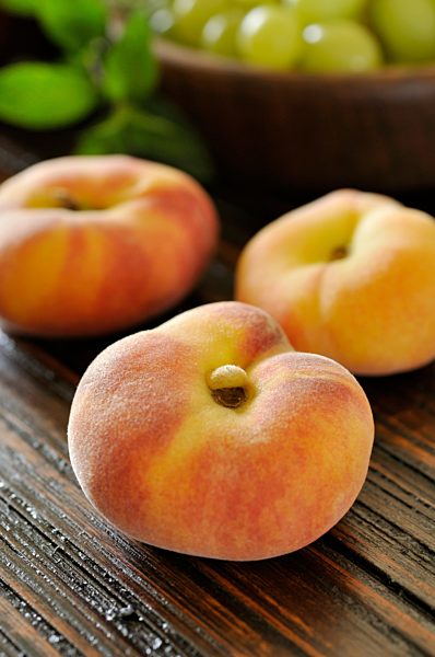 Plattpfirsich (Prunus persica var. platycarpa)