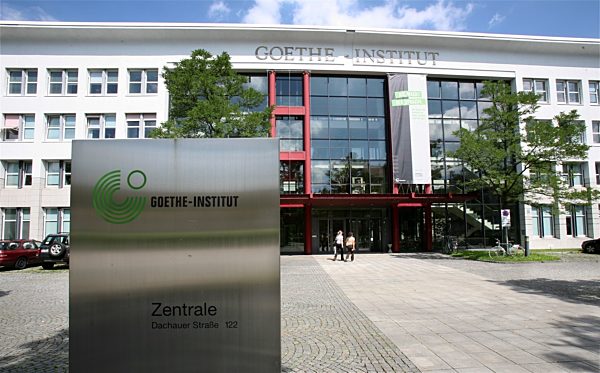Besucher kommen in die Zentrale des Goethe-Instituts in München (Oberbayern)...
