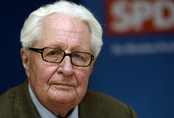 Vogel, Hans-Jochen / Porträts Hans-Jochen Vogel, Hans-Jochen Vogel (03.02.1926 - 26.07.2020) deutscher SPD-Politiker. Vogel war Bürgermeister von München und Berlin, Justizminister zu Zeiten des RAF-Terrors, Fraktionsvorsitzenden und von 1987-1991 Vorsitzender seiner Partei. Als SPD-Kanzlerkandidat konnte sich Hans-Jochen Vogel bei den Bundestagswahlen 1983 nicht gegen CDU-Bundeskanzler Kohl durchsetzen. 1994 zog sich der häufig wegen seines fleißigen, korrekten Stils und seiner Neigung zur Rechthaberei als "Oberlehrer" kritisierte Parteiarbeiter aus der aktiven Politik zurück Hans-Jochen.  (Stand 01/16)