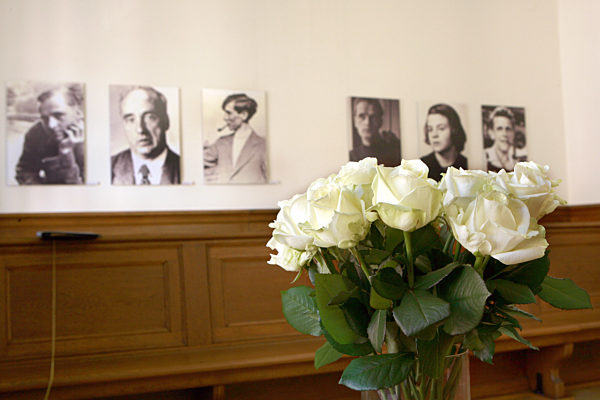 Ein Strauß weißer Rosen steht am Freitag (14.09...