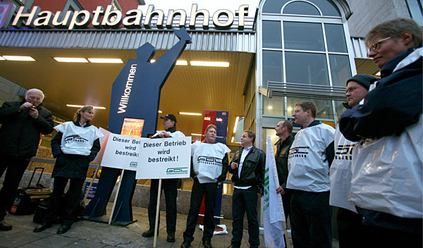 Streikposten der Lokführergewerkschaft GDL stehen am Donnerstag (25.10...