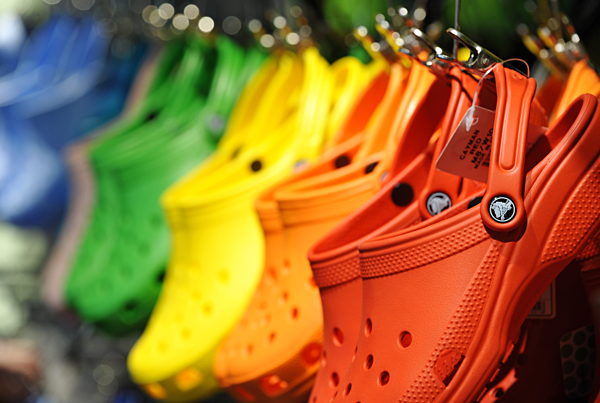 Bunte Sandalen der Marke "Crocs" hängen am Donnerstag (14.08...