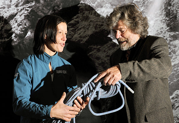 Extrembergsteiger Reinhold Messner reicht der mehrfachen Weltmeisterin im...