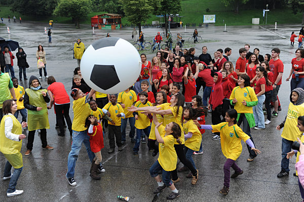 Jugendliche bilden tanzende Deutschlandflagge