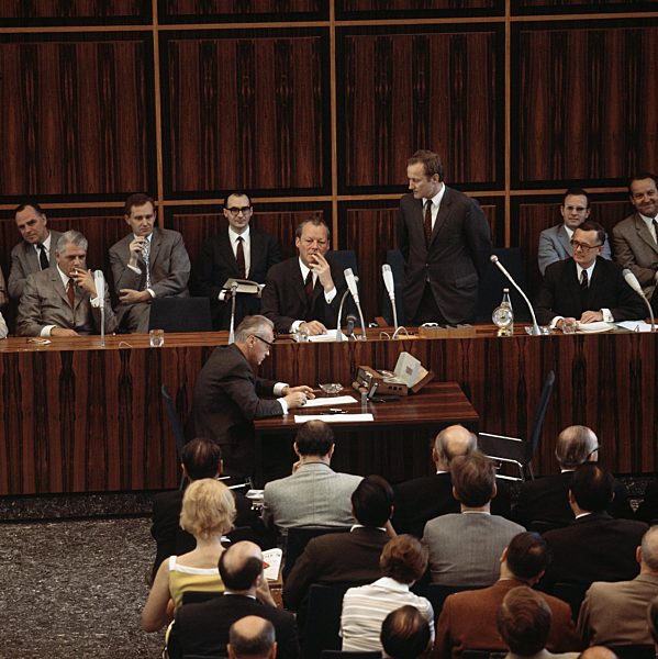 Willy Brandt vor der Bundespressekonferenz