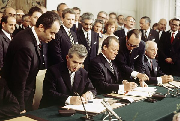 Ceausescu and Brandt sign agreement