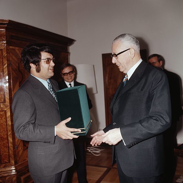 Bundespräsident Heinemann erhält einen Bambi