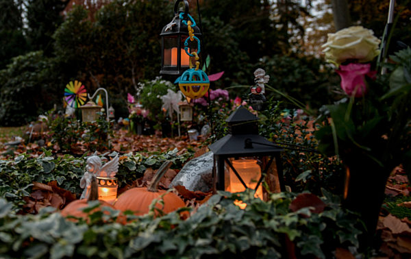 Grablichter auf dem Friedhof Ohlsdorf