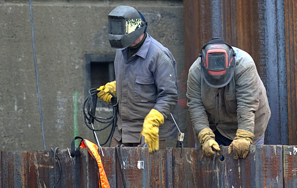 Arbeiter im Hafen in Hamburg