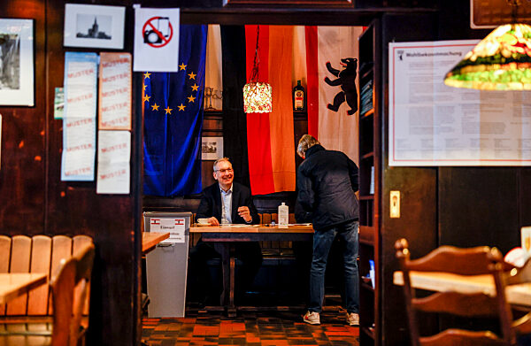 Wiederholungswahl Berlin - Wahllokale geöffnet