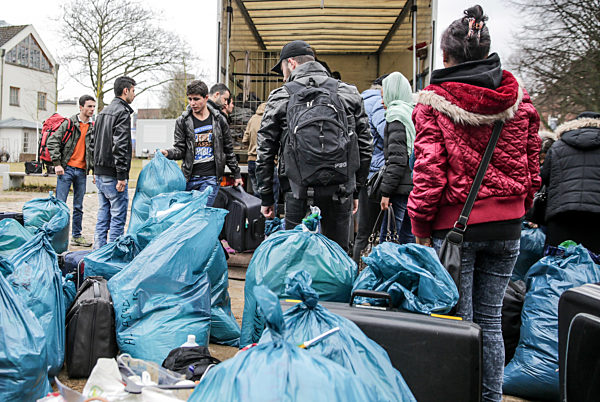 Wohnschiff für Flüchtlinge wird bezogen