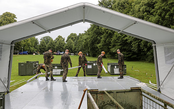 Bundeswehrzelte für Flüchtlinge auf dem Ohlstedter Platz