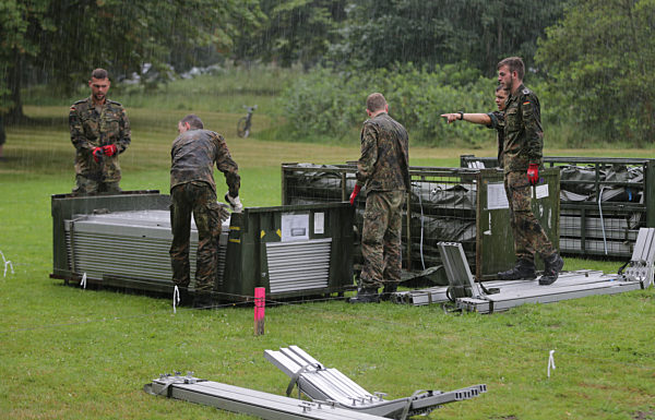 Bundeswehrzelte für Flüchtlinge auf dem Ohlstedter Platz