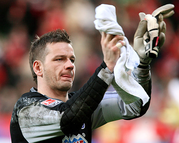 Fußball - Duisburgs Torhüter Georg Koch klatscht