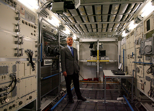 Astronaut Ulf Merbold steht in dem Simulationsmodell eines Space Shuttles im...