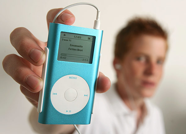 Peter (14) hört am Montag (25.07.2006) in Bonn mit einem "iPod mini" von...