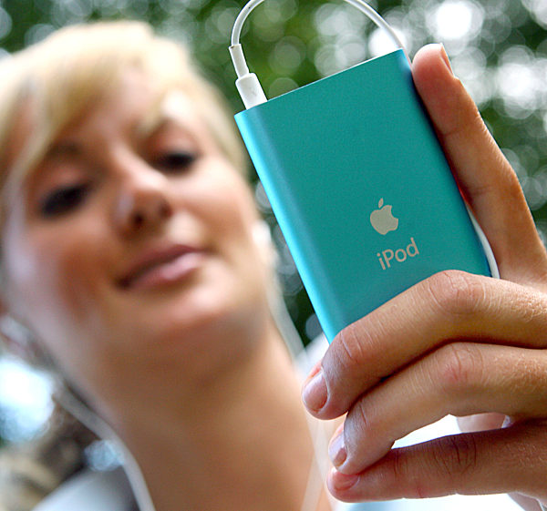 Viktoria hört am Mittwoch (26.07.2006) in Bonn mit ihrem iPod mini von Apple...