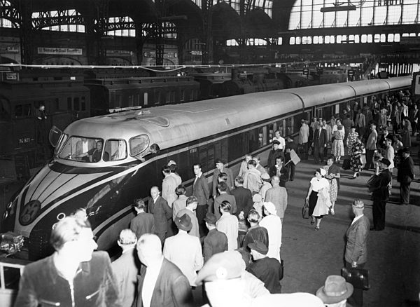 Gliedertriebzug der Bundesbahn auf Probefahrt