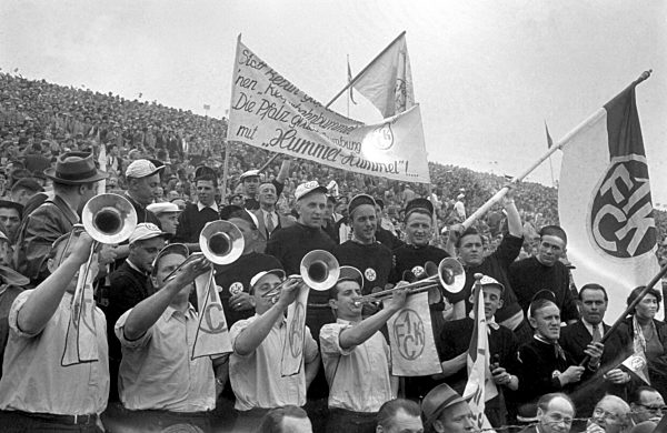 Hannover 96 gewinnt Deutsche Fußballmeisterschaft 1954 gegen 1. FC Kaiserslautern
