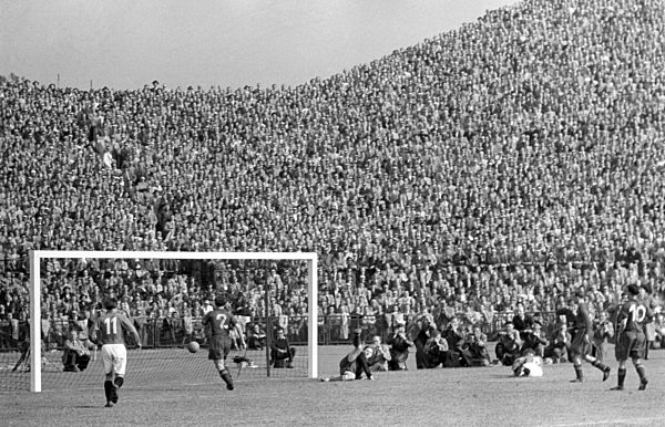Hannover 96 gewinnt Deutsche Fußballmeisterschaft 1954 gegen 1. FC Kaiserslautern