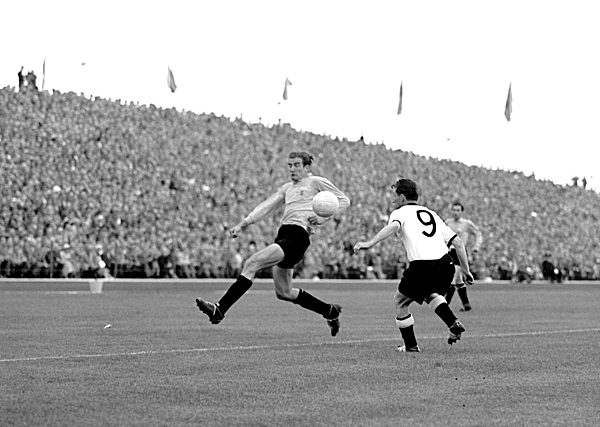 Der deutsche Stürmer Fritz Walter (r) im Zweikampf mit dem  argentinischen...