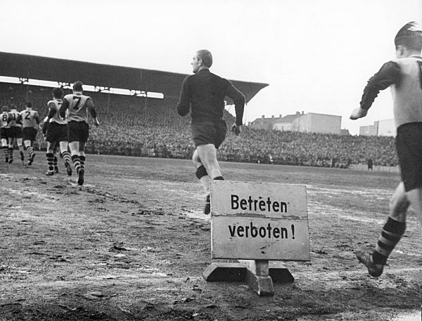 Fußballplatz - Für Nichtaktive Betreten verboten