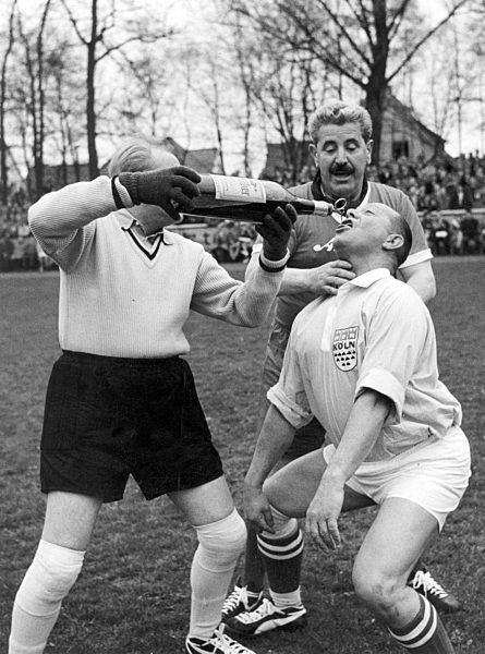 Prominenten-Fußball mit einem Schuss Cognac