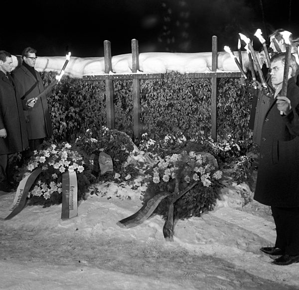 Night duty at the graves of Hans and Sophie Scholl