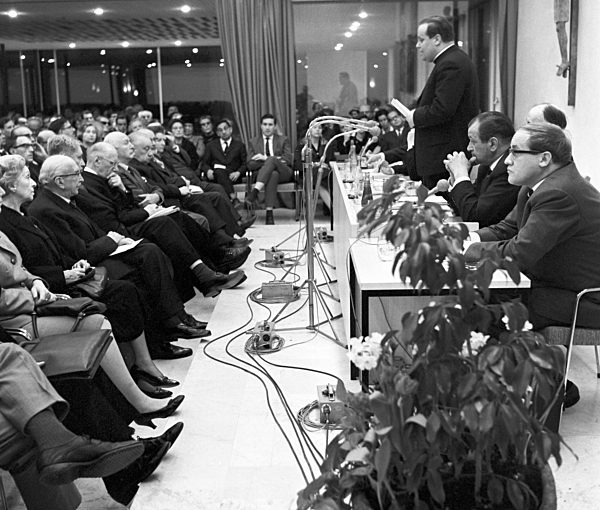 Discussion about Hochhuth's "The Deputy"