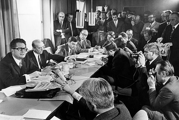 Hans-Jochen Vogel gibt Verzicht auf neue Kandidatur bekannt