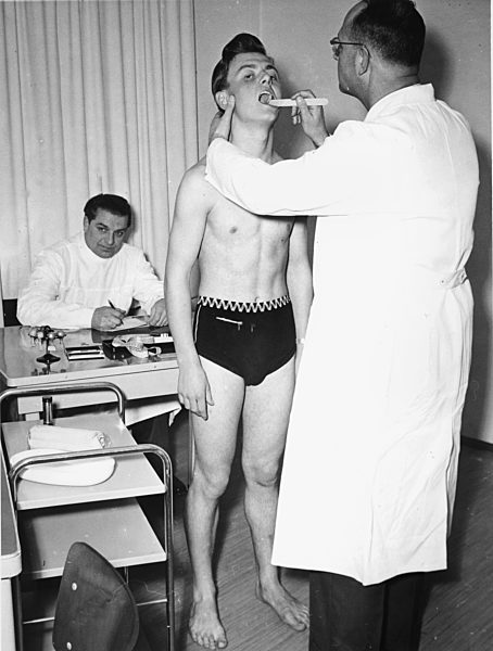 Erste Musterung von Wehrpflichtigen in Deutschland