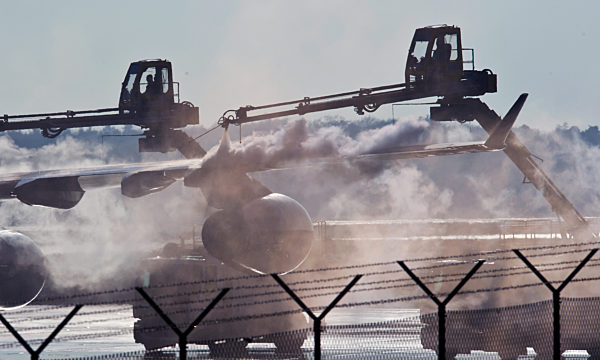 Flugzeuge werden enteist